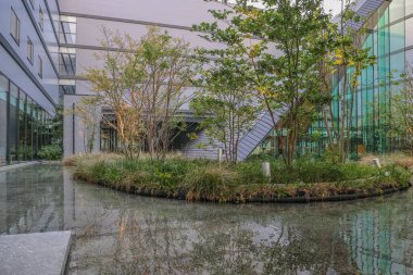 24 Mart 2025 su elementlerinin yer aldığı çağdaş bir avlu.,