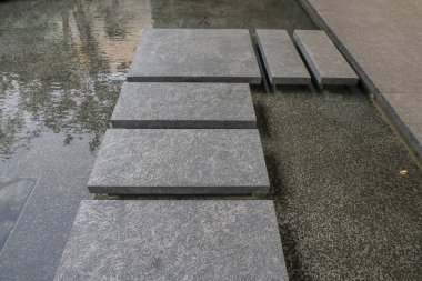 24 Mart 2025 Düz gri taşlar pürüzsüz bir yol olarak düzenlendi