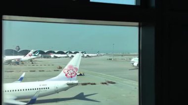 5 Nisan 2025 'te Hong Kong Uçan Uçak Skyline Hava Görüntüsü 