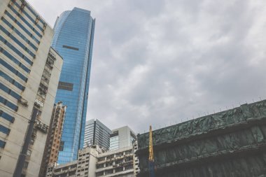 13 Nisan 2025 eski ve yeni mimari tezatların sergilendiği şehir manzarası, yüksek camlı