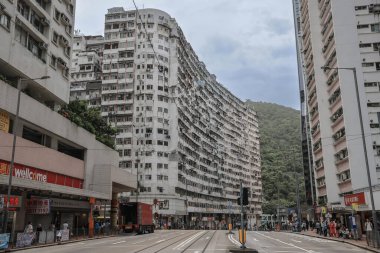 13 Nisan 2025 Tramvay, yüksek binaları olan hareketli bir şehir caddesi boyunca ilerliyor.,