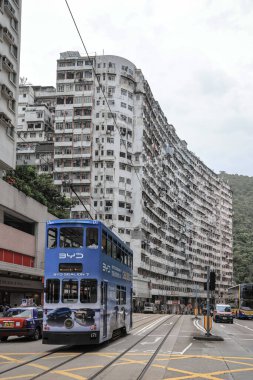 13 Nisan 2025 Tramvay, yüksek binaları olan hareketli bir şehir caddesi boyunca ilerliyor.,