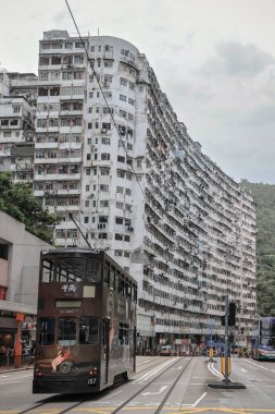 13 Nisan 2025 Tramvay, yüksek binaları olan hareketli bir şehir caddesi boyunca ilerliyor.,