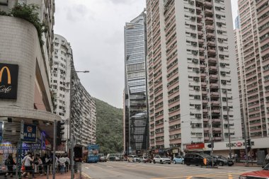13 Nisan 2025 Resim, hk ile birlikte çağdaş gökdelenleri sergiliyor