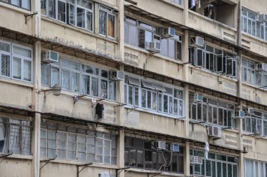 13 Nisan 2025 Balkon gösteren bir şehir konut binasının dış görünümü