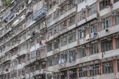 13 Nisan 2025 Balkon gösteren bir şehir konut binasının dış görünümü