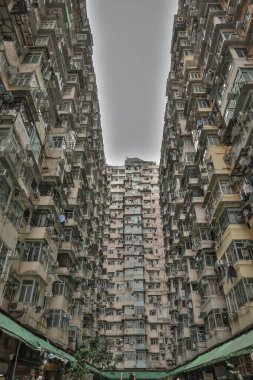 13 Nisan 2025 Metropolitan Bölgesi 'ndeki yoğun apartman manzarası