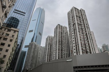 13 Nisan 2025 Resim, hk ile birlikte çağdaş gökdelenleri sergiliyor