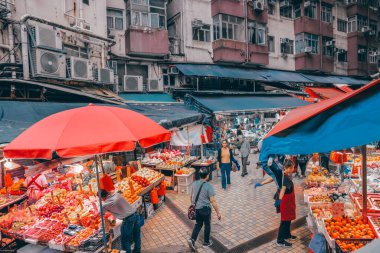 13 Nisan 2025 Yoğun sokak pazarı yüksek konut binalarıyla çevrili,