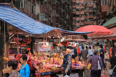 13 Nisan 2025 Yoğun sokak pazarı yüksek konut binalarıyla çevrili,