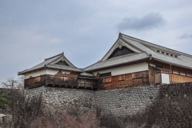24 Mart 2025 Ahşap binaların yer aldığı tarihi bir Japon mimarisi