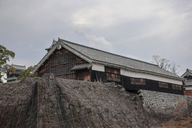 24 Mart 2025 'te taş duvarları olan geleneksel bir Japon kalesi manzarası