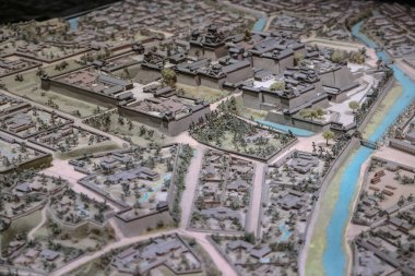 24 Mart 2025 Geleneksel bir Japon kalesini gösteren detaylı bir model.