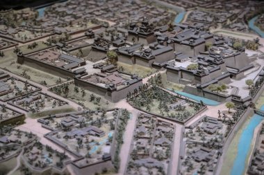 24 Mart 2025 Geleneksel bir Japon kalesini gösteren detaylı bir model.