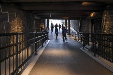 24 Mart 2025 Bir tünelin sonundaki ışığa doğru, bir atmosfer sergiliyor