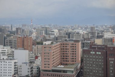 24 Mart 2025 Geniş şehir manzarası çeşitli yüksek binalar gösteriyor