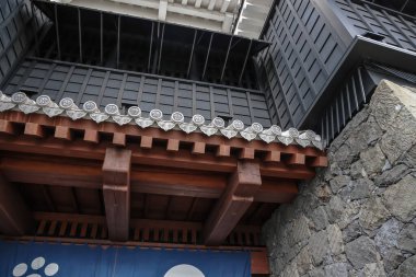 24 Mart 2025 Geleneksel bir Japon şatosu kapısının yakın görüntüsü