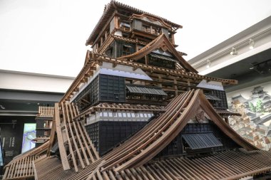 24 Mart 2025 Karmaşık el yapımı ahşap model geleneksel bir Japon şatosunu temsil ediyor.
