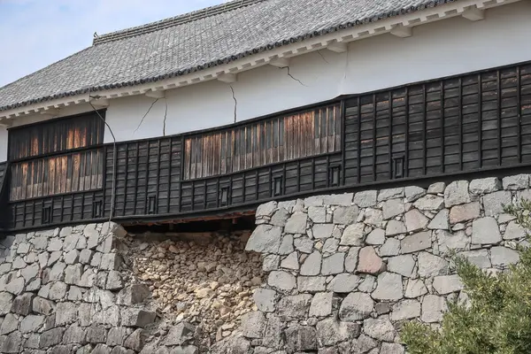 24 Mart 2025 geleneksel taş işçiliği ve ahşap tasarımı birleştiren hasarlı duvar