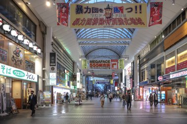 24 Mart 2025 Salon içi alışveriş caddesi Dükkan ve lokantalarla dolu,