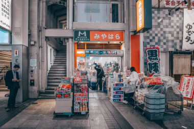 24 Mart 2025 Akşam fotoğrafı Bir dükkanın dışında çeşitli