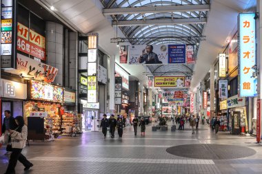 24 Mart 2025 canlı kapalı bir alışveriş caddesi ve tezgahlar ürünler sunuyor.