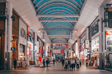 24 Mart 2025, açık tabelalar ve hareketli işaretlerle süslenmiş ev içi alışveriş caddesi