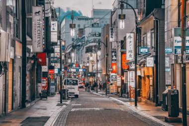 Japonya 'da 24 Mart 2025 Şehir Sahnesi ışıkların altında yürüyen insanların yer aldığı