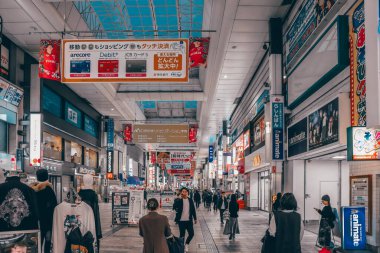 24 Mart 2025 Salon içi alışveriş caddesi Dükkan ve lokantalarla dolu,