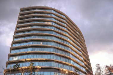 24 Mart 2025 Yeşillik içeren şık bir alışveriş merkezinin akşam manzarası