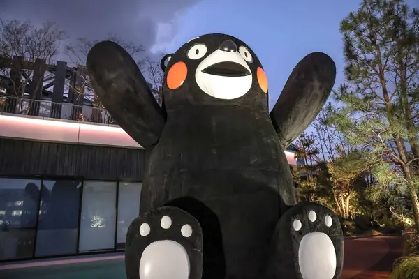 24 Mart 2025 Alacakaranlık sırasında büyük siyah ayı maskotu heykeli,