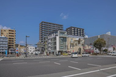 Çağdaş binalarla dolu canlı bir sokak manzarası