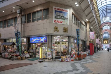 23 Mart 2025. 23 Mart 2025. Japon eczanesi. Etrafı aydınlık bir mağazayla çevrili.