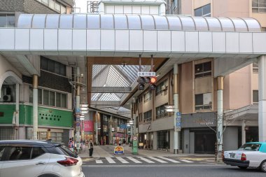 23 Mart 2025 23 Mart 2025 modern mimari detaylar içeren yaya alışveriş salonu.,