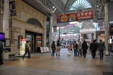 23 Mart 2025 23 Mart 2025 İnsanlar dekoratif cam çatı altında çeşitli mağazaları keşfediyorlar..