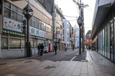 23 Mart 2025, 23 Mart 2025, Parlak sarı tramvay yaya geçidinden geçiyor.