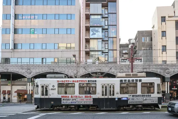 23 Mart 2025 23 Mart 2025 Modern tramvaylı şehir manzarası raylarda, kentsel mimaride durdu,