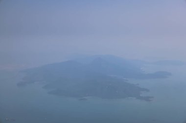 Sakin bir hava fotoğrafı altında bir takımada sergileniyor.