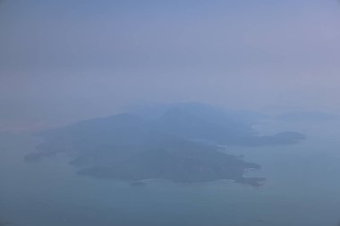 Sakin bir hava fotoğrafı altında bir takımada sergileniyor.