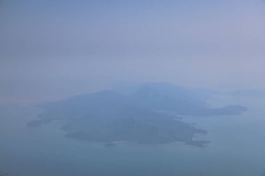 Sakin bir hava fotoğrafı altında bir takımada sergileniyor.