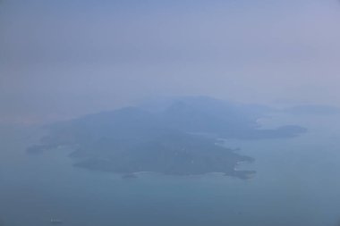 Sakin bir hava fotoğrafı altında bir takımada sergileniyor.