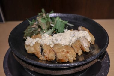 Yanında servis edilen tartar soslu kızarmış tavuk tabağı.