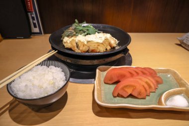 Japon yemeği. Buharda pilav ve ızgara balık.