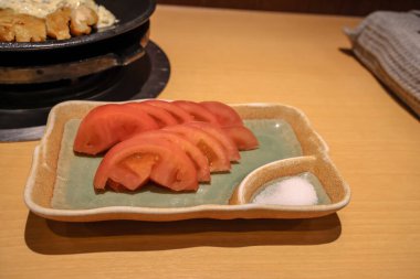 Japon yemeği. Buharda pilav ve ızgara balık.
