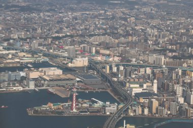 Endüstriyel nakliye tesisleri ile geniş bir limanı gösteriyor.