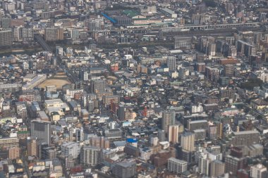 Yoğun nüfuslu bir şehir modern binalar dizisi sergiliyor.