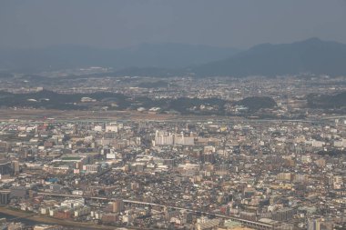 Yoğun nüfuslu bir şehir modern binalar dizisi sergiliyor.