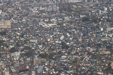 Yoğun nüfuslu bir şehir modern binalar dizisi sergiliyor.