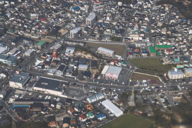 Japon banliyö bölgesinin konut evlerinin detaylı hava görüntüsü,