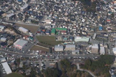 Japon banliyö bölgesinin konut evlerinin detaylı hava görüntüsü,